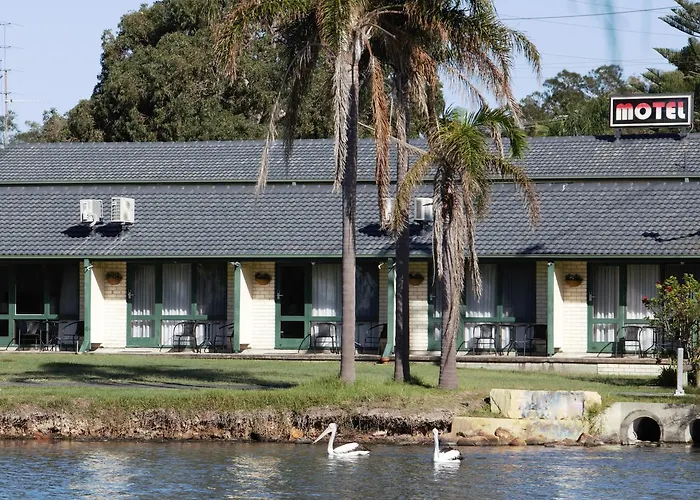 Hibiscus Lakeside Motel
