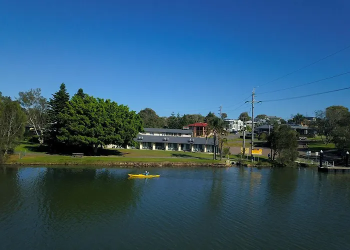 Hibiscus Lakeside Motel
