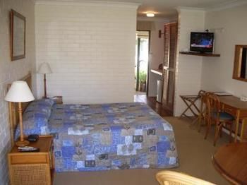 Hibiscus Lakeside Motel Budgewoi