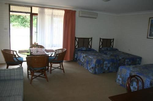 Hibiscus Lakeside Motel