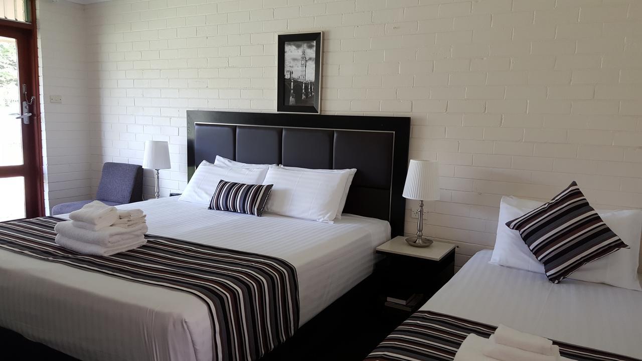 Hibiscus Lakeside Motel Budgewoi