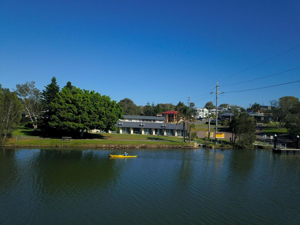 Hibiscus Lakeside Budgewoi
